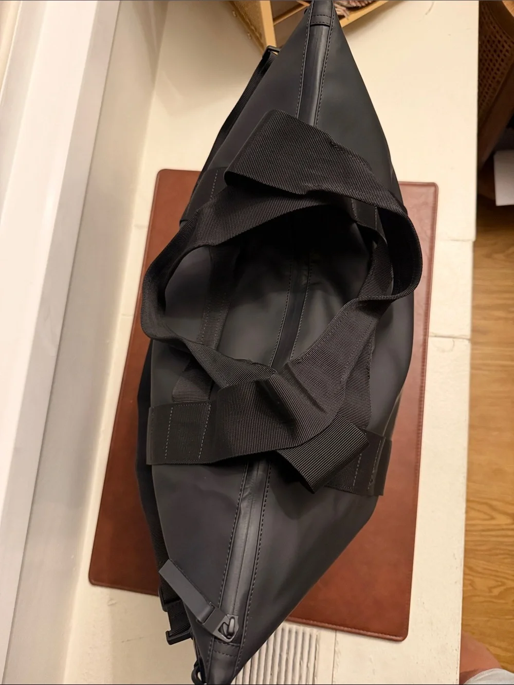🎂SALE🎂 NWOT 🎂 RAINS 🎂 WATERPROOF TOTE BAG 🎂 BLACK 🎂 MEDIUM - Picture 5 of 8